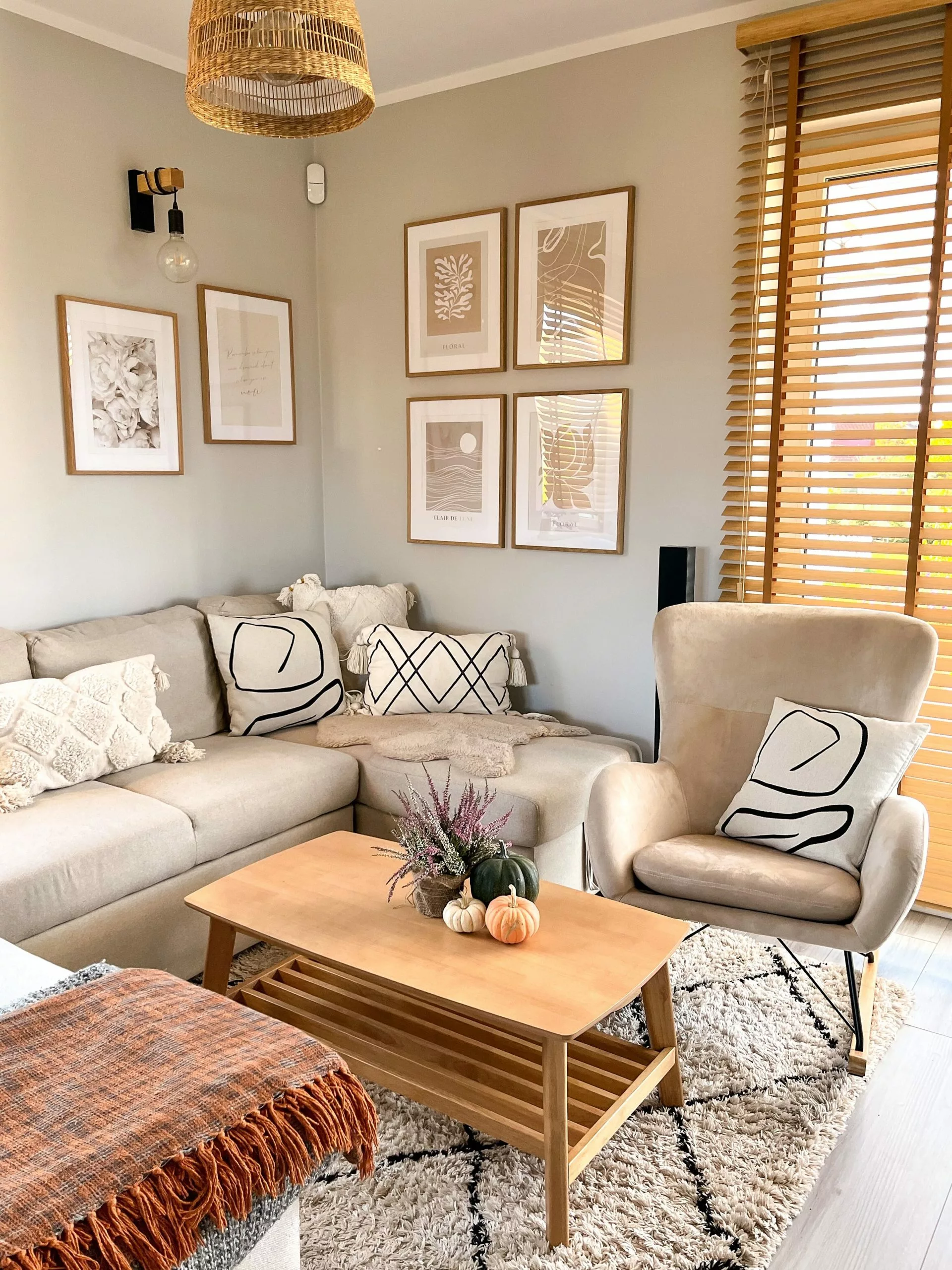 Beliani Schommelstoel Fluweelstof Lichtgrijs ELLAN 6 Beliani Schommelstoel Fluweelstof Lichtgrijs ELLAN - Afbeelding 4