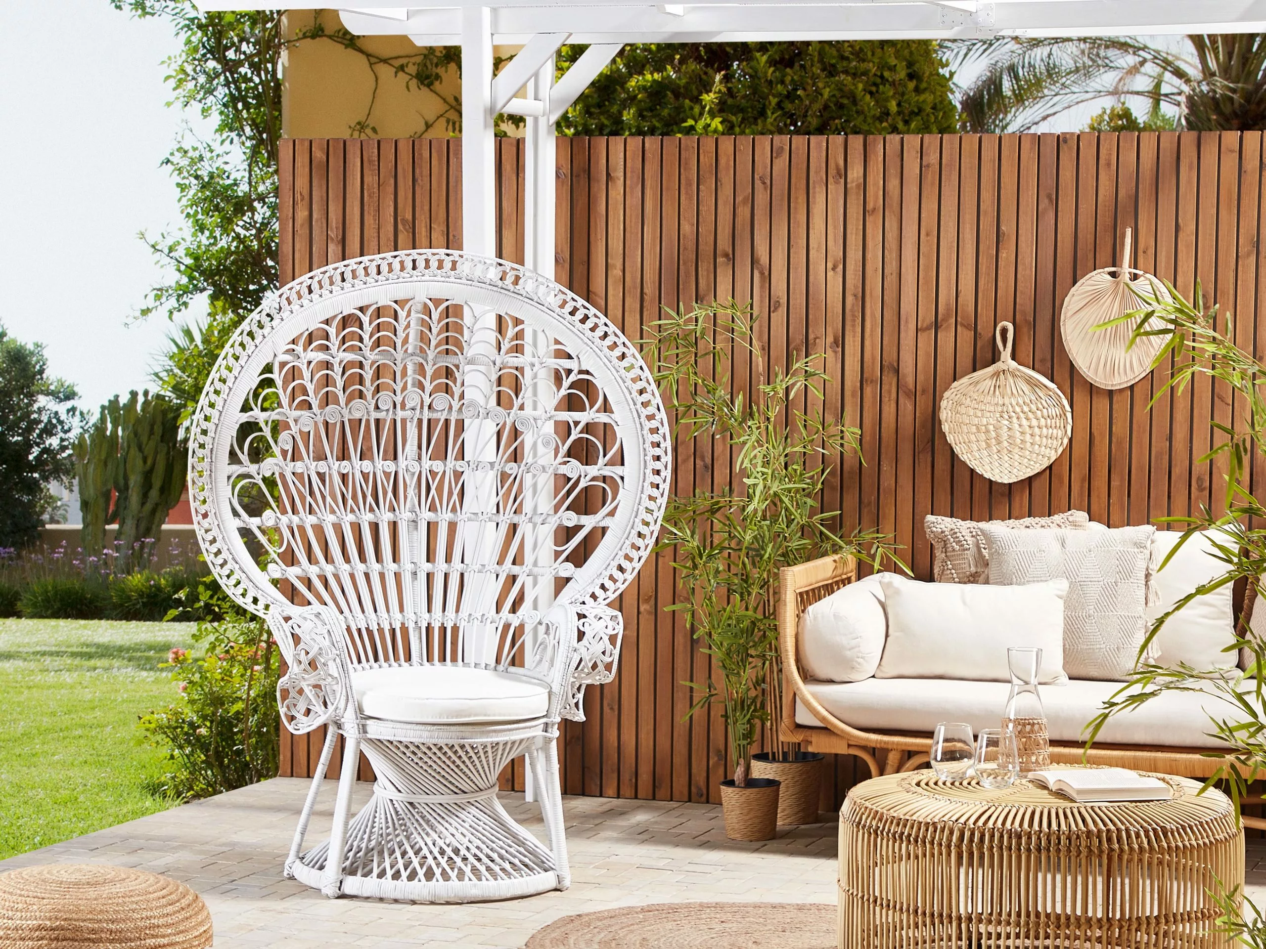 Beliani Pauwenstoel Rotan Wit EMMANUELLE 4 Beliani Pauwenstoel Rotan Wit EMMANUELLE - Afbeelding 2